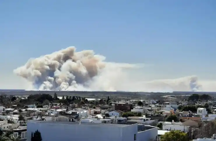 Incendios de islas: Aviones hidrantes trabajaron en el Delta para combatir el fuego