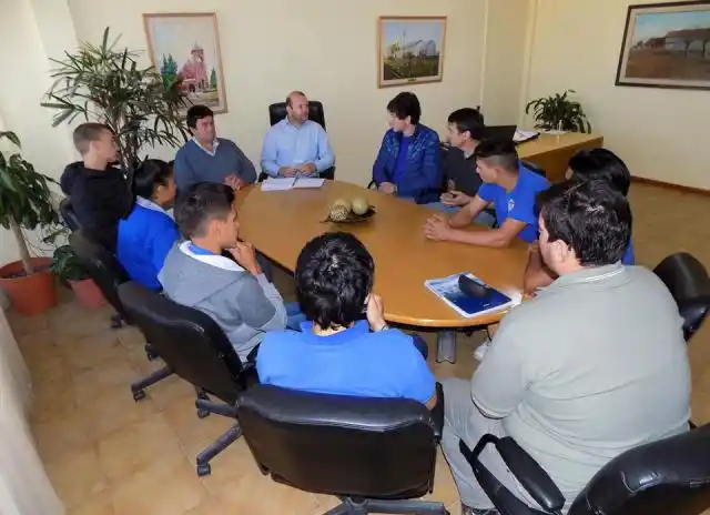 Estudiantes de la escuela técnica construirán un auto eléctrico