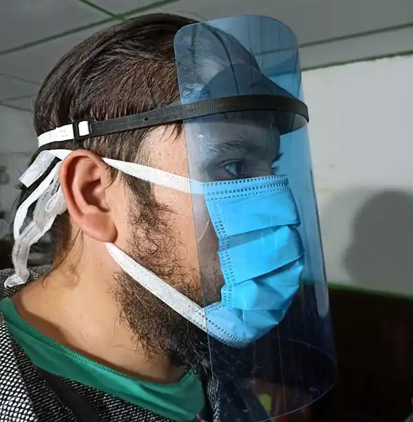 Iniciativa solidaria: confeccionan y donan protectores faciales