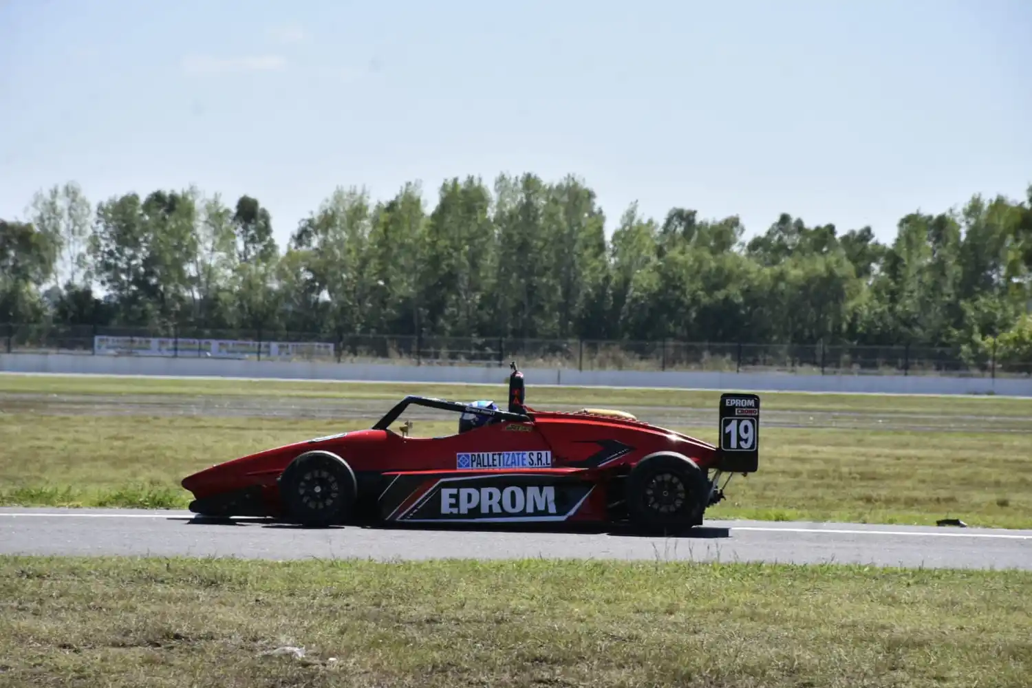 López y su monoplaza en la pista (foto: archivo).