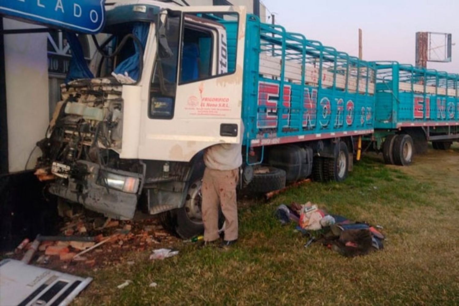 Un camionero se descompensó al volante y terminó impactando contra una heladería