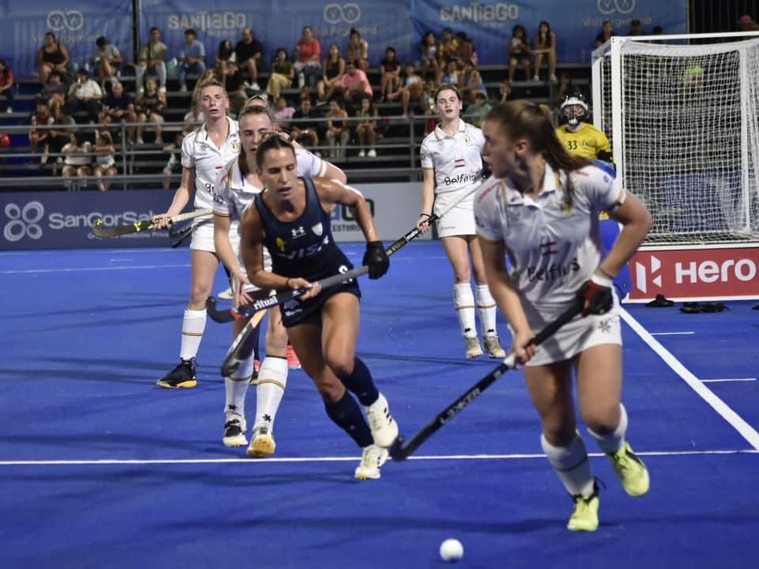 Las Leonas debutaron con derrota en Santiago del Estero.