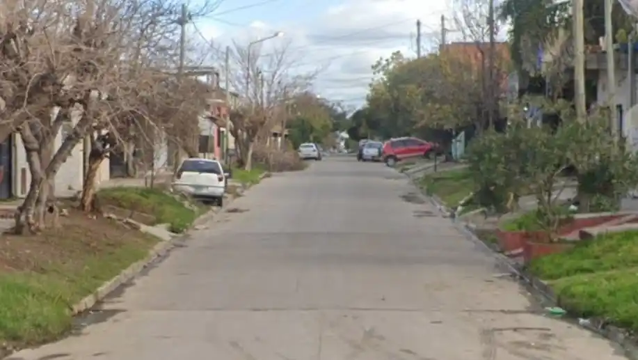 Intento de robo en La Matanza: se colgó del delincuente para evitar que le llevaran la moto