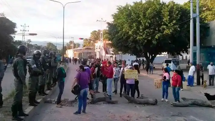 ¡COMO EN LAS CAVERNAS! Provea denuncia fallas en la totalidad de los servicios públicos