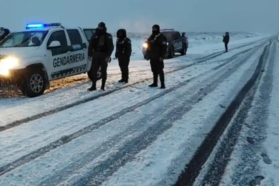 Piden precaución en las rutas del sur por las intensas nevadas de las últimas horas