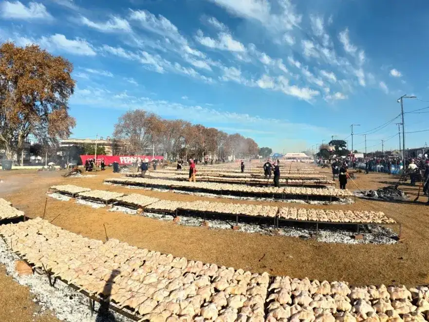 Van por el récord Guinness: asaron 7 mil kilos de pollo en Concepción del Uruguay