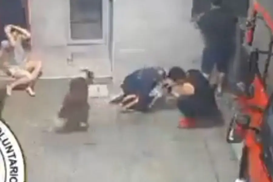 Bomberos bonaerenses le salvaron la vida a un bebe que se estaba ahogando