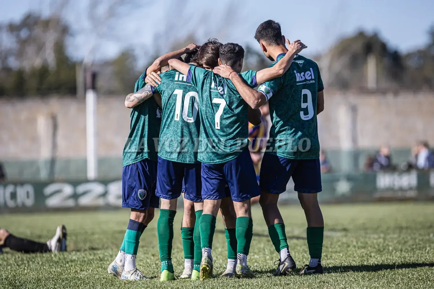 Abrazo de gol. Bautista Ozcariz celebra en grupo el 1 a 0 que le otorgó los 3 puntos a Villa