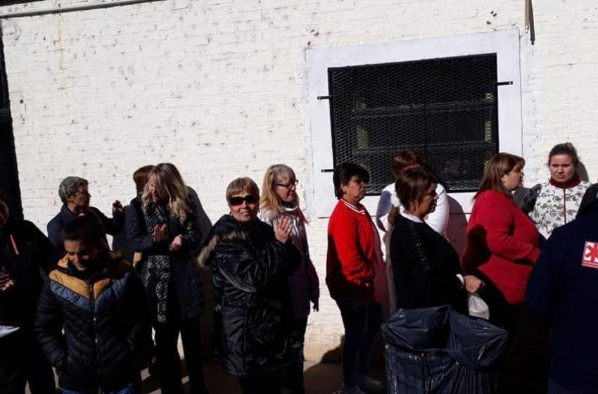 Más de 100 trabajadores del Hospital Gamen reclaman a la provincia por atraso de pagos y precarización laboral