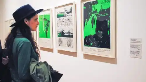 Presentan el catálogo de García Uriburu, a 50 años de que tiñera las aguas de Venecia