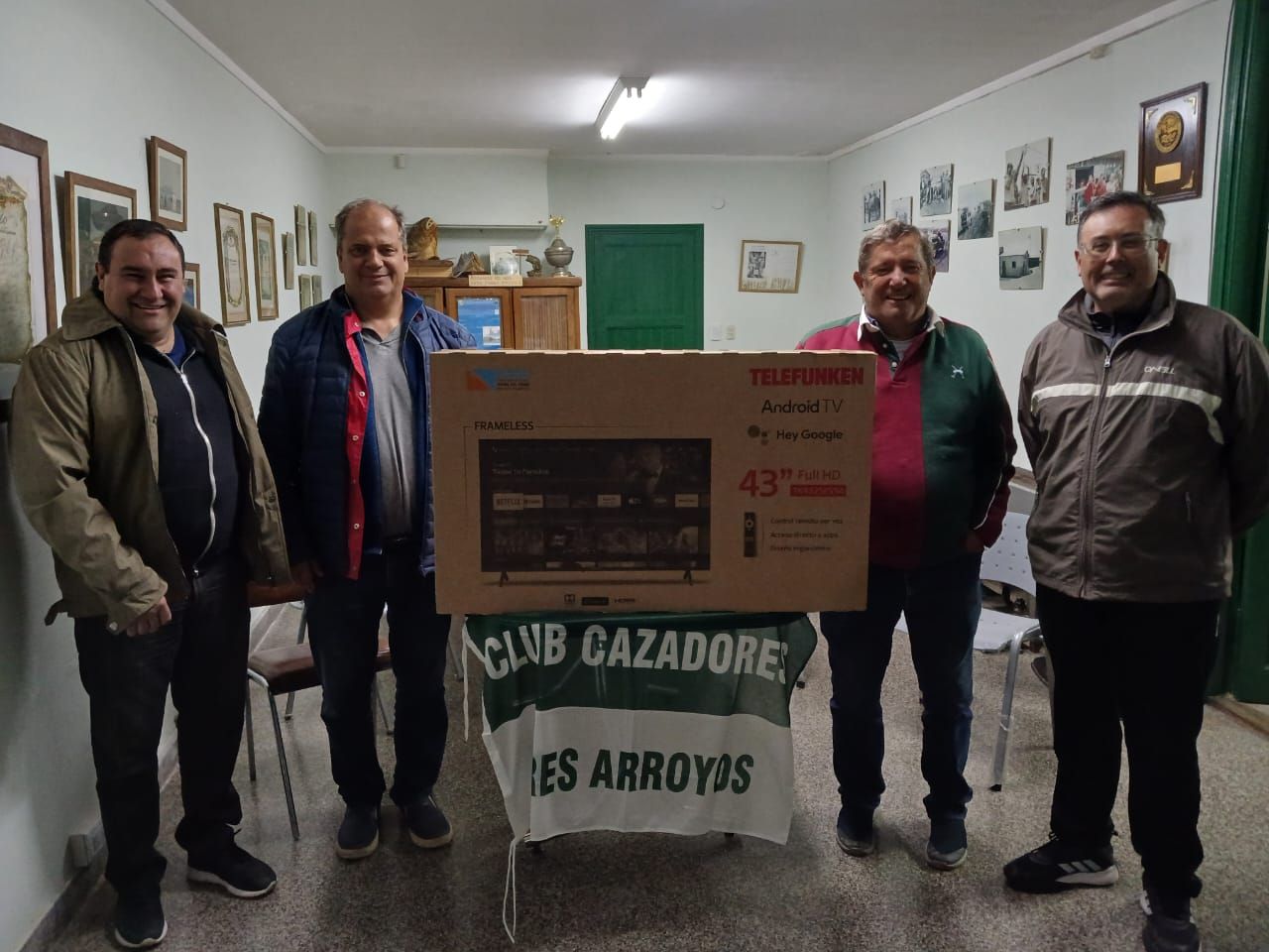 El Club Cazadores donó un TV 43″ al Club 24 de Abril