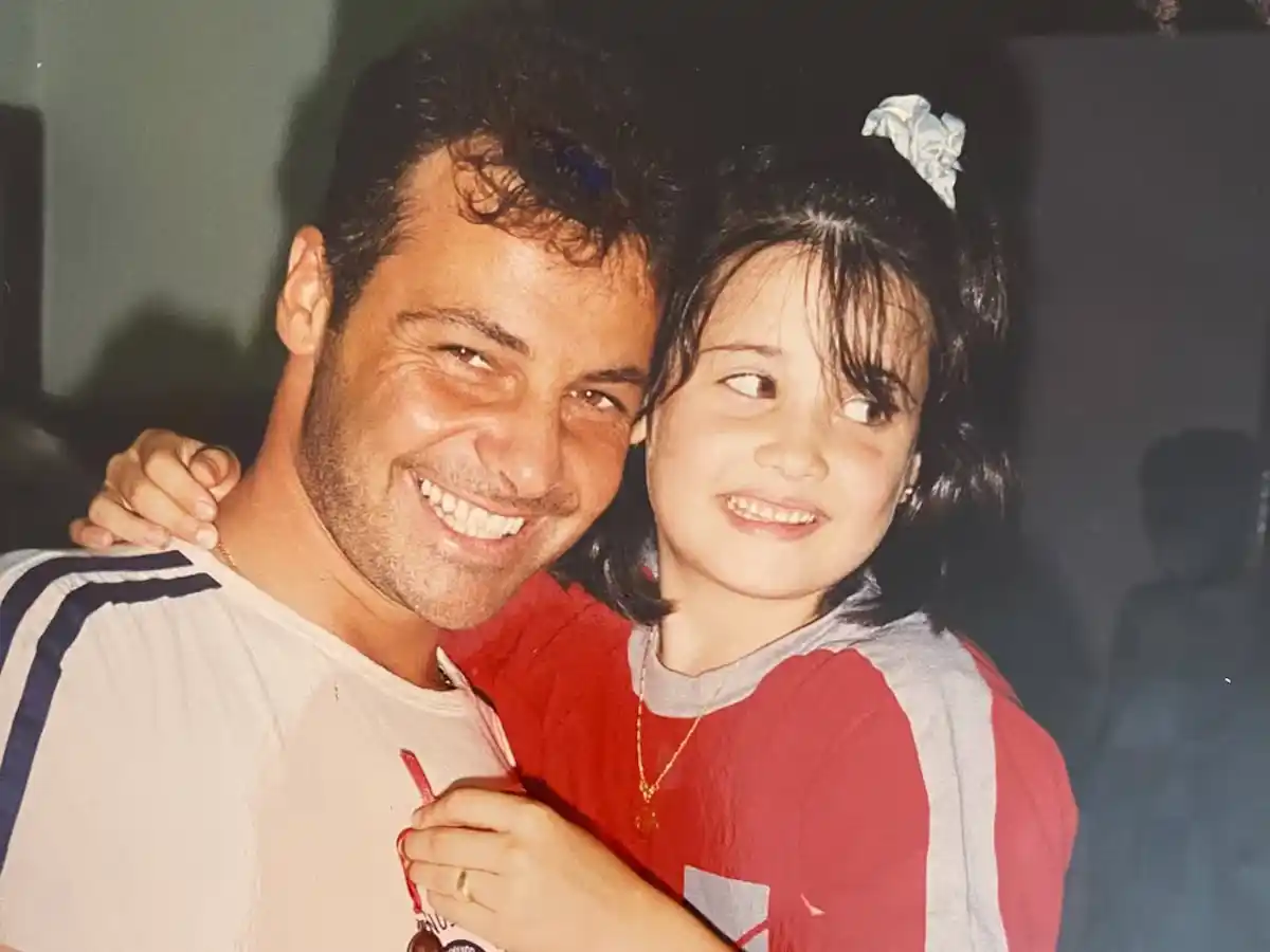 Foto antigua de Rubén Torrente junto a su hija Flor.