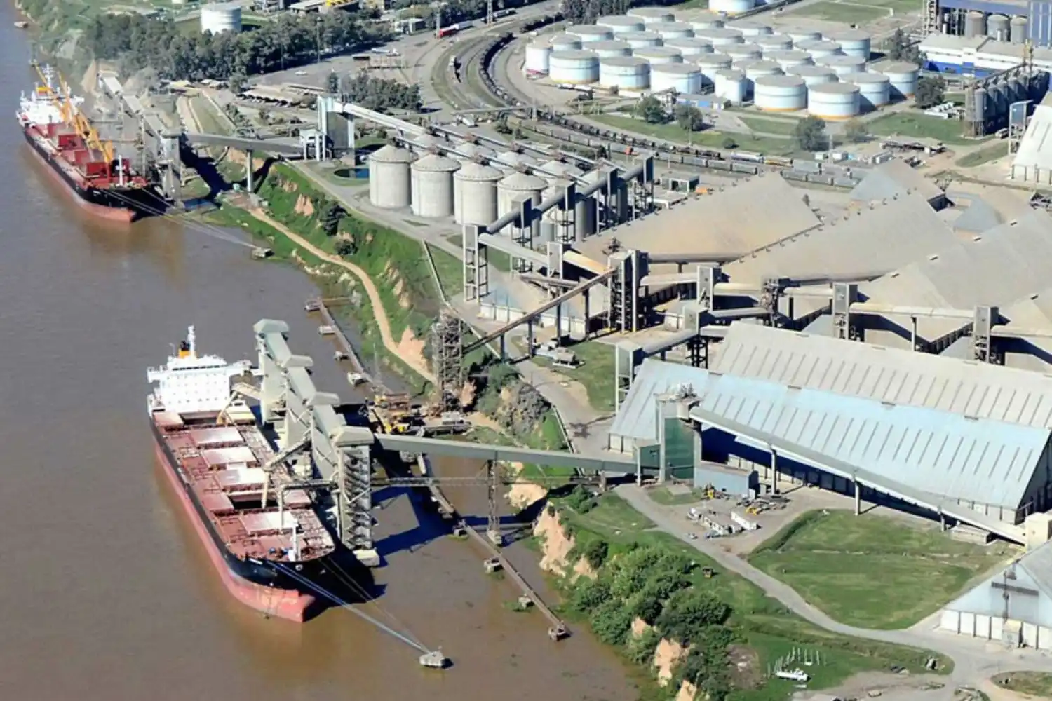 Debaten el futuro de la Hidrovía, un paso clave para las exportaciones agroindustriales