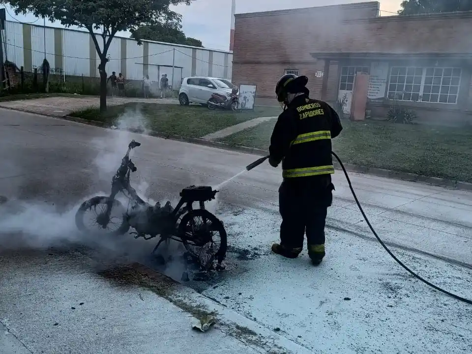 Se incendió una moto en Bv. Lehmann: quedó completamente consumida por las llamas