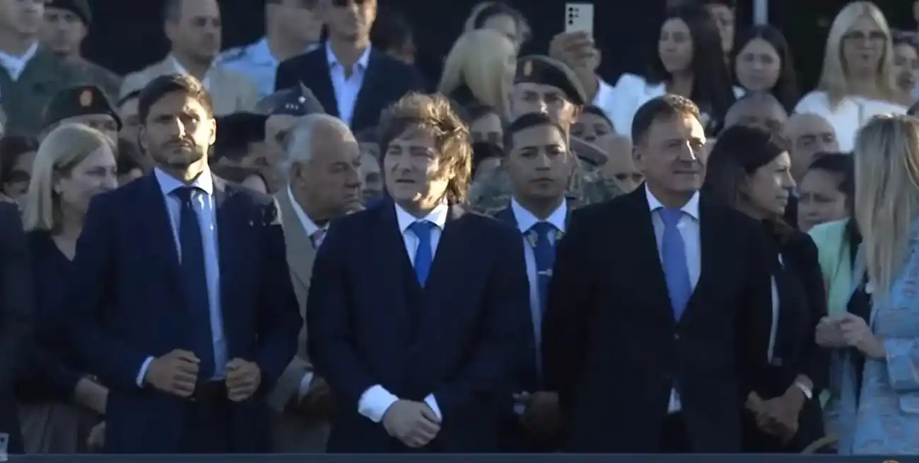 El palco oficial con el presidente Milei y el gobernador Pullaro.