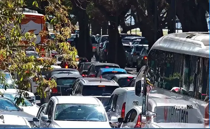 Cayó una mujer del túnel Illia: hay cortes y una importante congestión en el tránsito