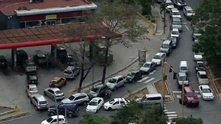 ¡CUENTO DE NUNCA ACABAR! Prevén que seguirán las colas por gasolina en el 2022