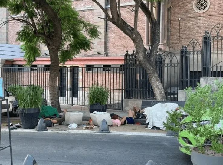 Tuvieron relaciones en el patio de un bar y acabaron escrachados