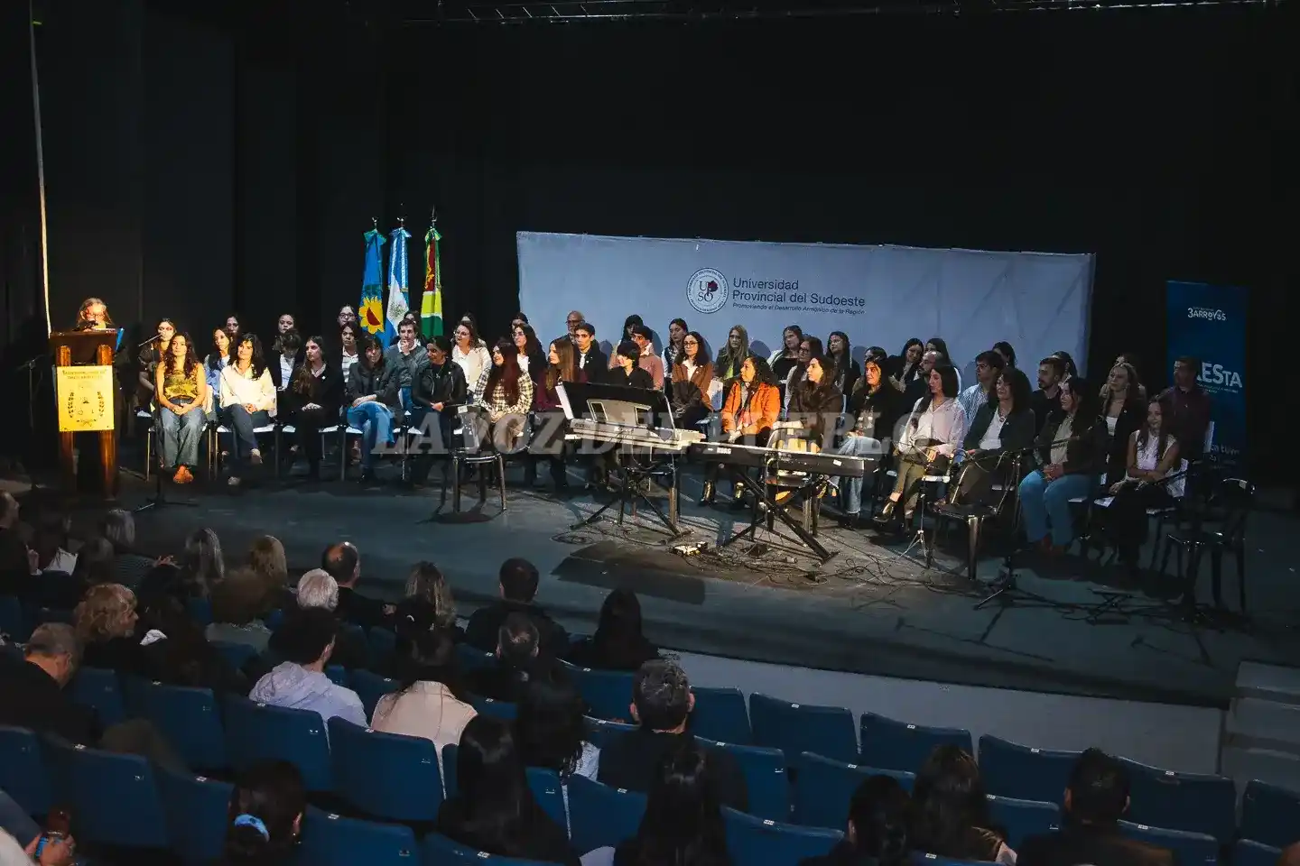 El Teatro Municipal recibió el acto de colación de CRESTA
FOTOS: NAHUEL LA GRUTTA