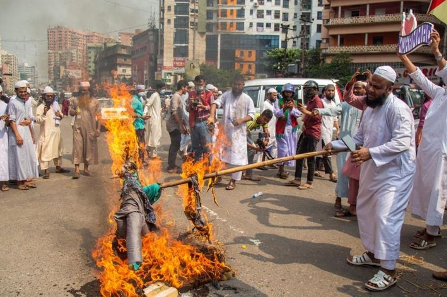 Protesta en Bangladesh contra Macron por las caricaturas de Mahoma