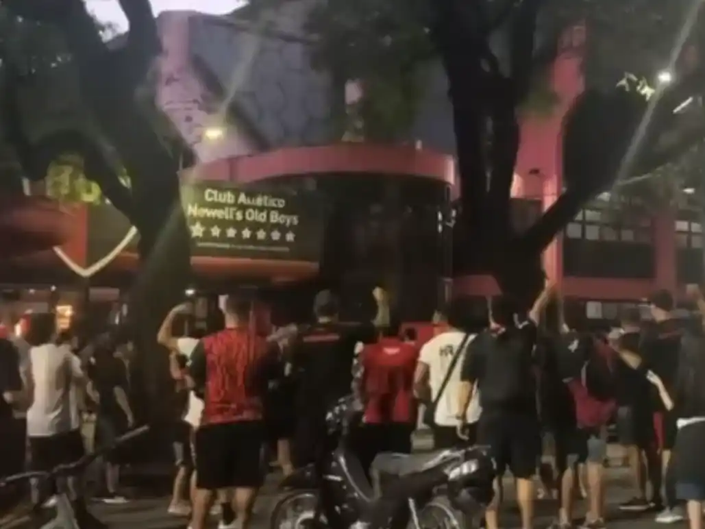 Hinchas de Newell’s se movilizaron en el Coloso y reclamaron cambios en el club
