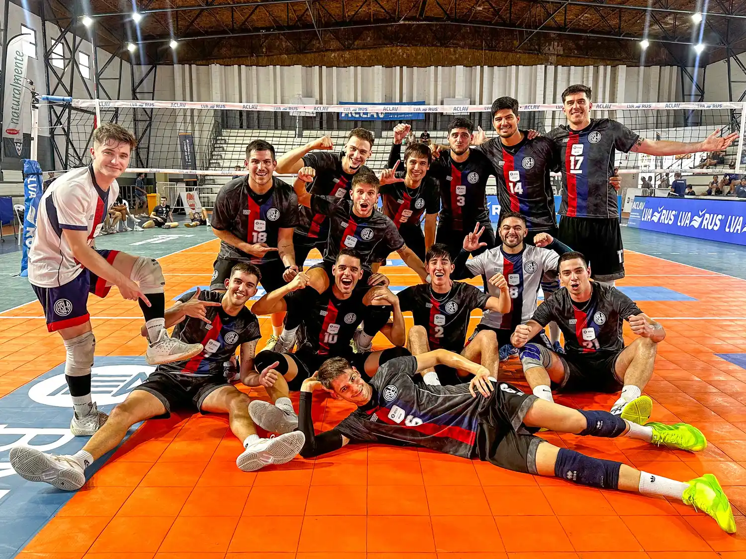 Mauro Quiroga y el plantel de San Lorenzo