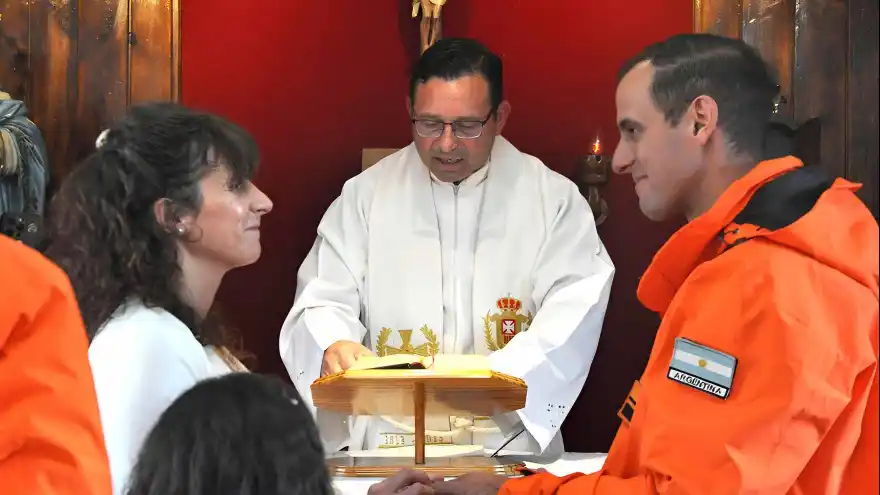 Franco, sargento primero del Ejército Argentino, y Mara, bióloga de la Dirección Nacional del Antártico, decidieron formalizar su unión en la Base Esperanza.