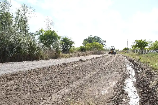 Avanzan trabajos de mantenimiento en caminos rurales del distrito
