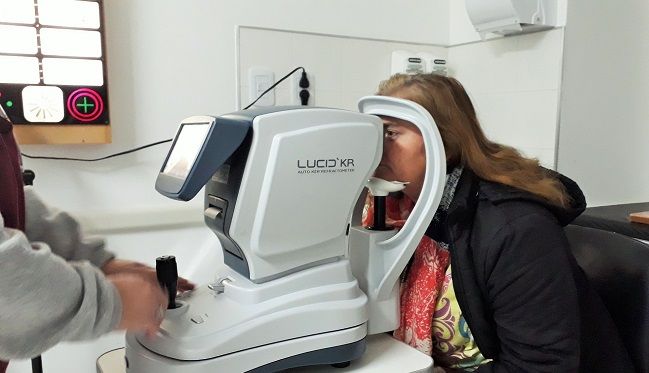 El hospital incorporó un aparato que mide en segundos la graduación de cada ojo