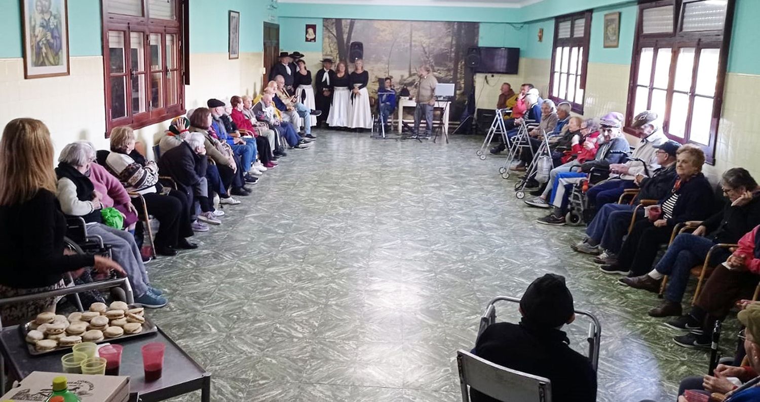 Reciente festejo. De cumpleaños en el Hogar Landera