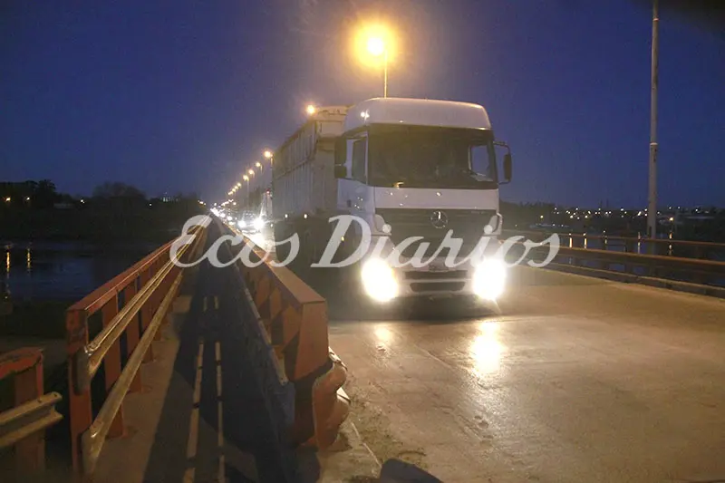 Circulación de camiones por el Puente Dardo Rocha