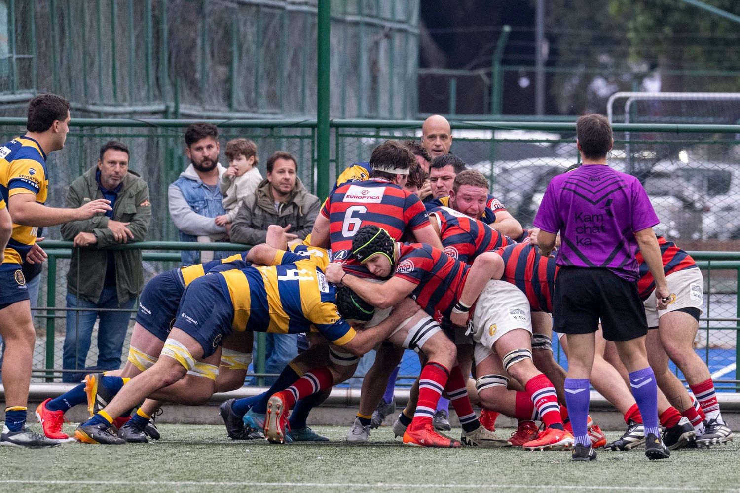 Dura caía en el siempre difícil sintético de GER para Jockey VT. Foto: Javier Leali