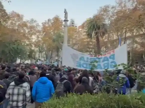 Se llevó adelante una marcha en apoyo a Cristina Kirchner en la plaza 25 de mayo de Rosario