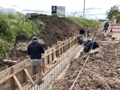 Avanza la construcción del nuevo desagüe pluvial de hormigón sobre calle Rivadavia
