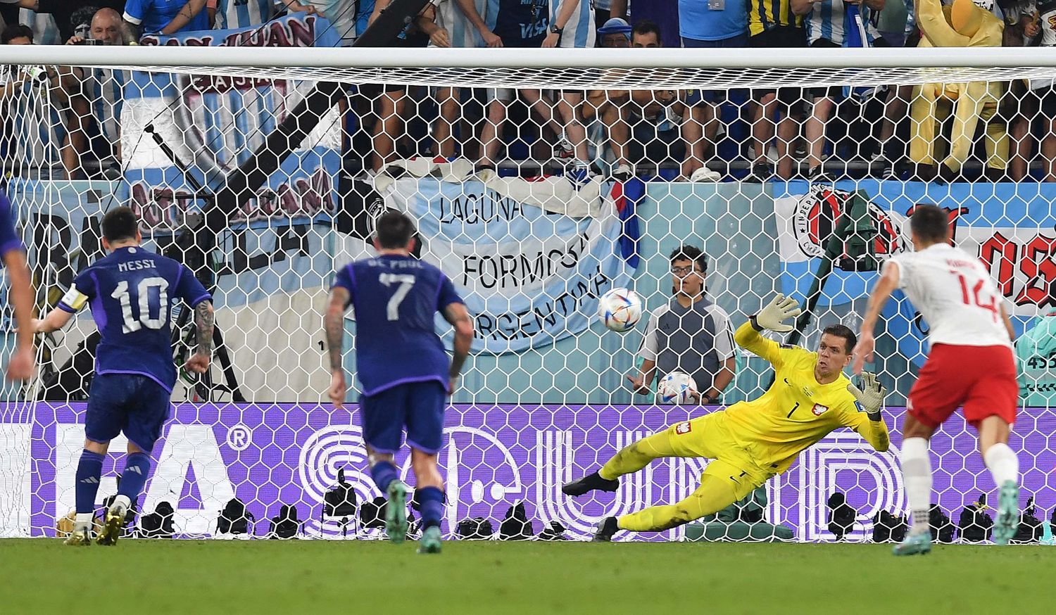 Messi elige el palo izquierdo y Szczesny adivina.