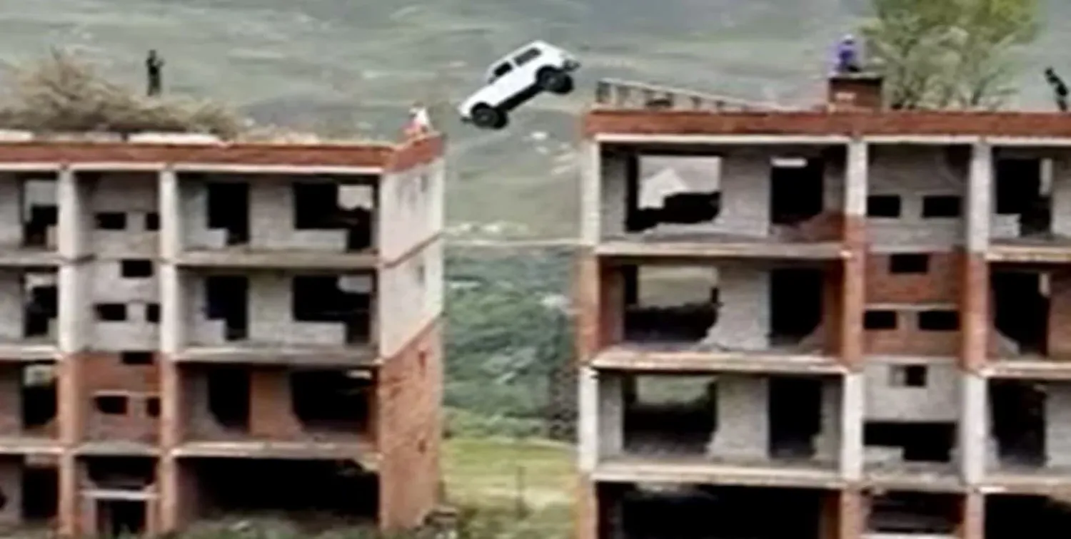 El momento en el que el hombre de 29 años cae en su auto.