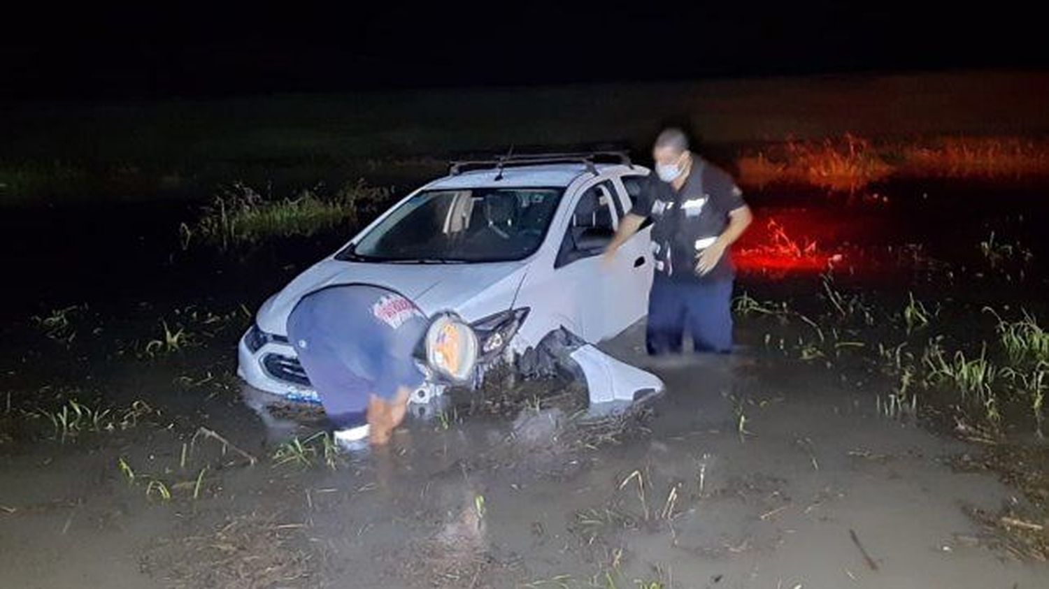 Ceibas: un auto despistó y terminó en el agua