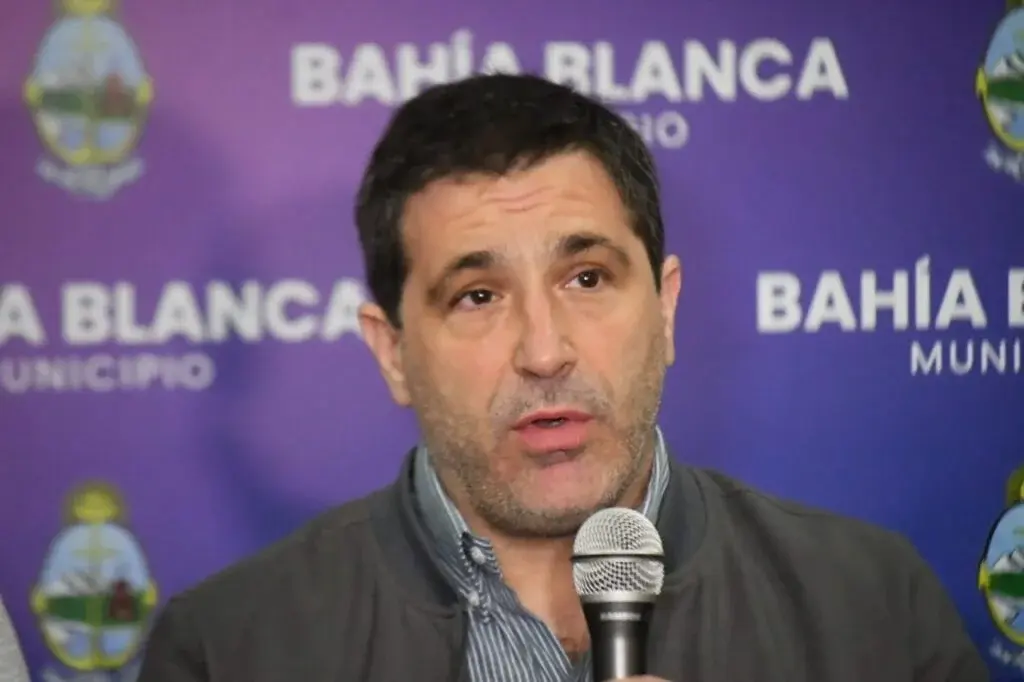 Palomo impulsa un plan para convivir con menos palomas en Bahía Blanca