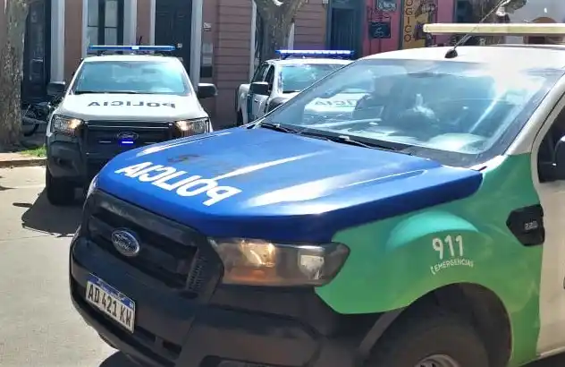 Olvidó la llave puesta en el portón del garage y le robaron la moto