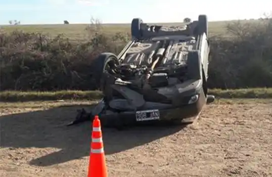 Conductora perdió el control del auto que conducía y volcó 