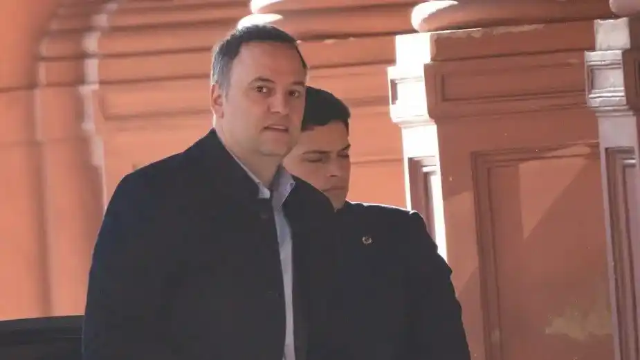 Adorni deberá afrontar una denuncia por irregularidades