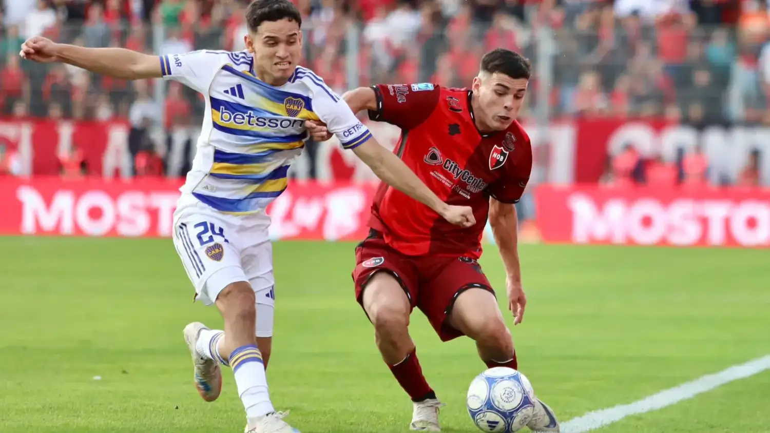 Gorosito y Russo van por la pelota sobre un costado.