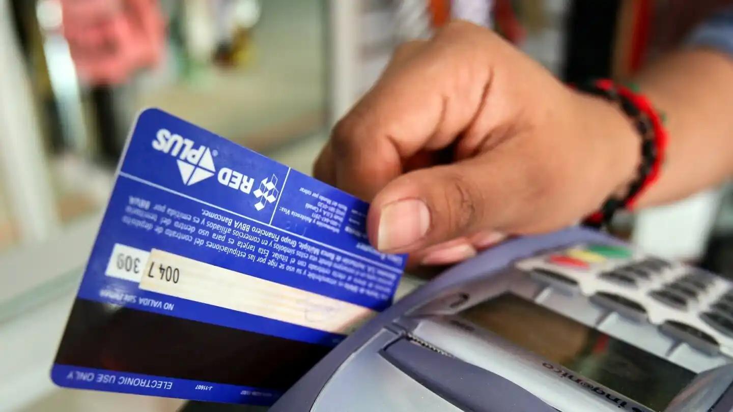 AUH, AUE y Jubilados: Aumenta hasta $1200 el reintegro a las compras con tarjeta de débito