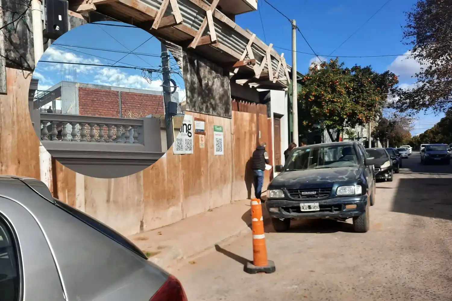 Personal de Obras Públicas, al momento de ingresar a la obra para la clausura.