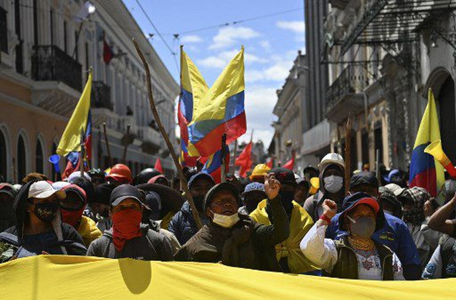 ¡SE PARÓ DE LA MESA DE DIÁLOGO! Presidente de Ecuador se salva de ser destituido