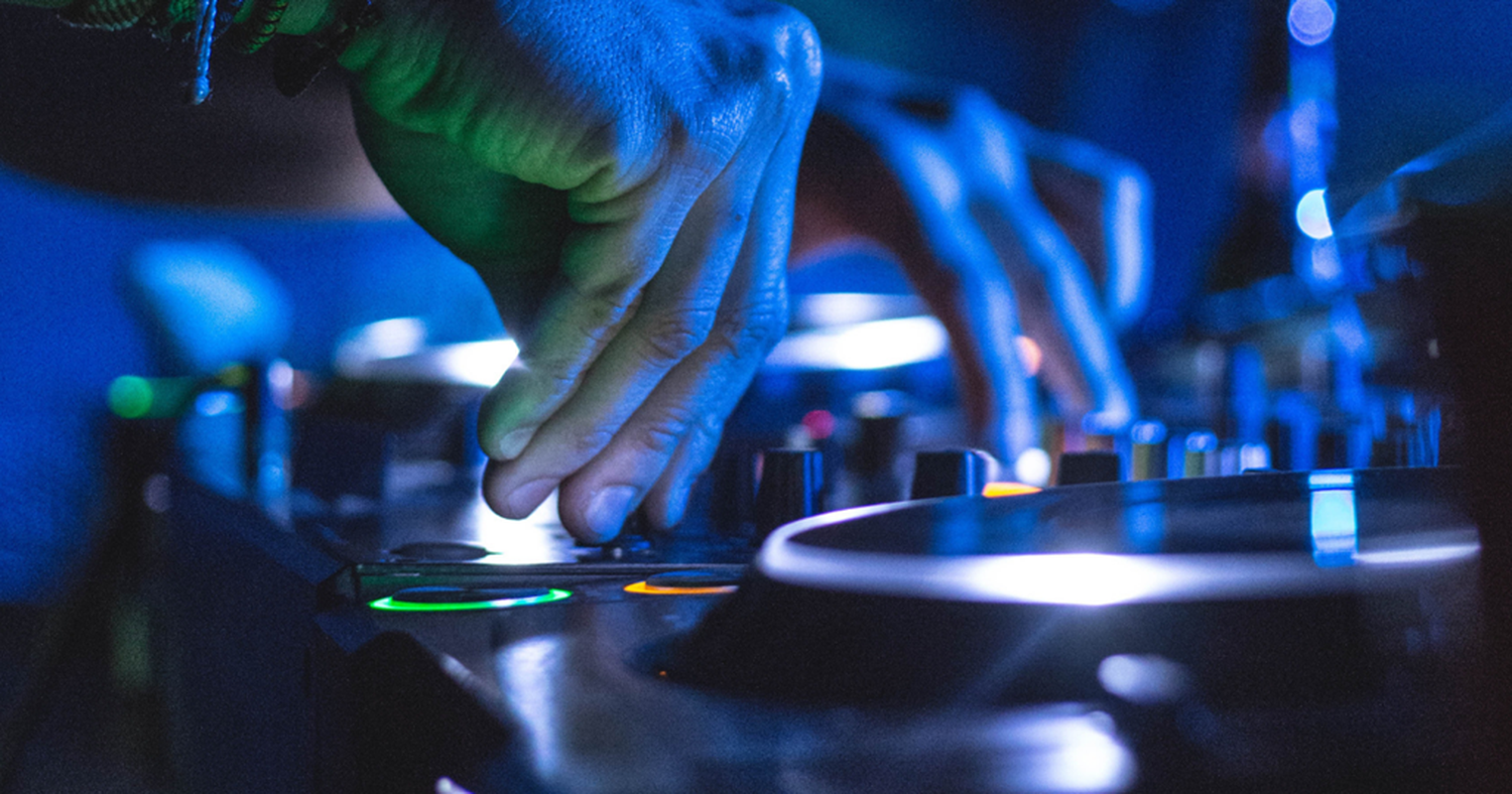  DJs en vivo para escuchar desde casa