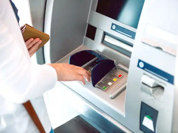 El miércoles no habrá bancos pero se podrá seguir operando en los cajeros automáticos.