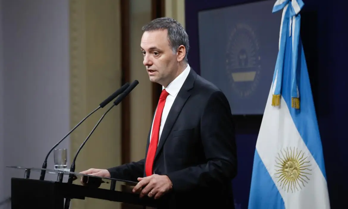 “La motosierra es eterna”: el Gobierno ratificó el ajuste y respaldó a Pettovello tras la marcha