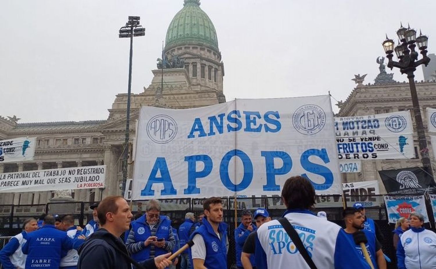 Organizaciones sindicales se concentran frente al senado