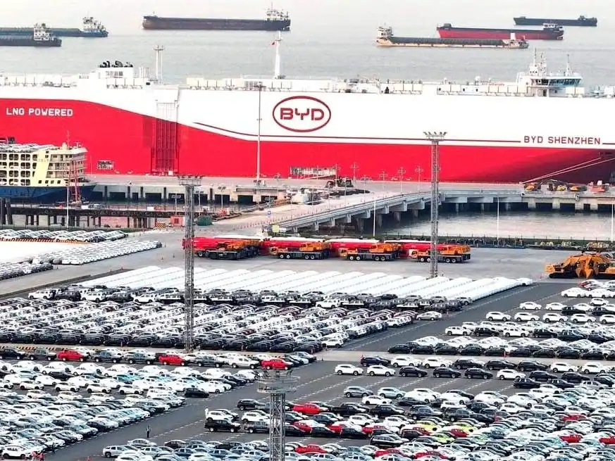 El fabricante chino con barco propio, trae vehículos eléctricos al país.